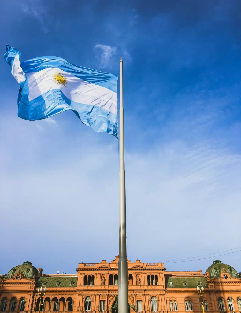 Bandera y casa rosada