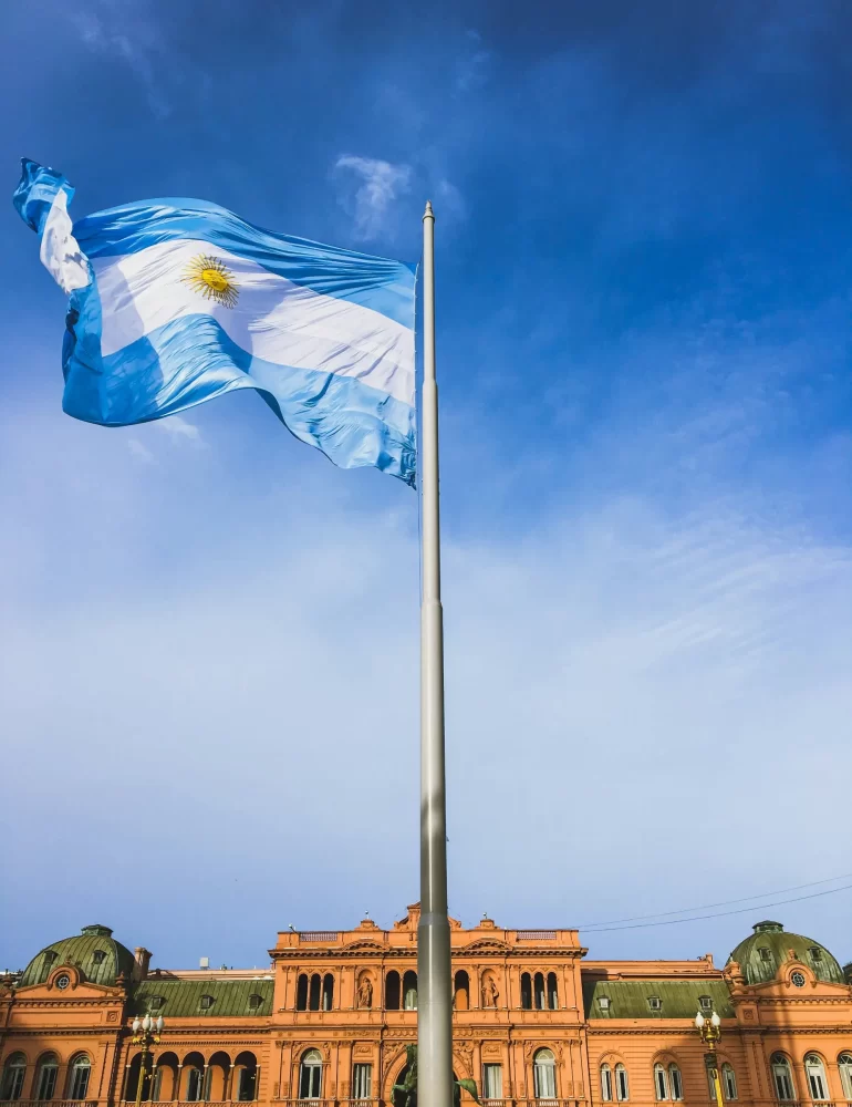 Bandera y casa rosada